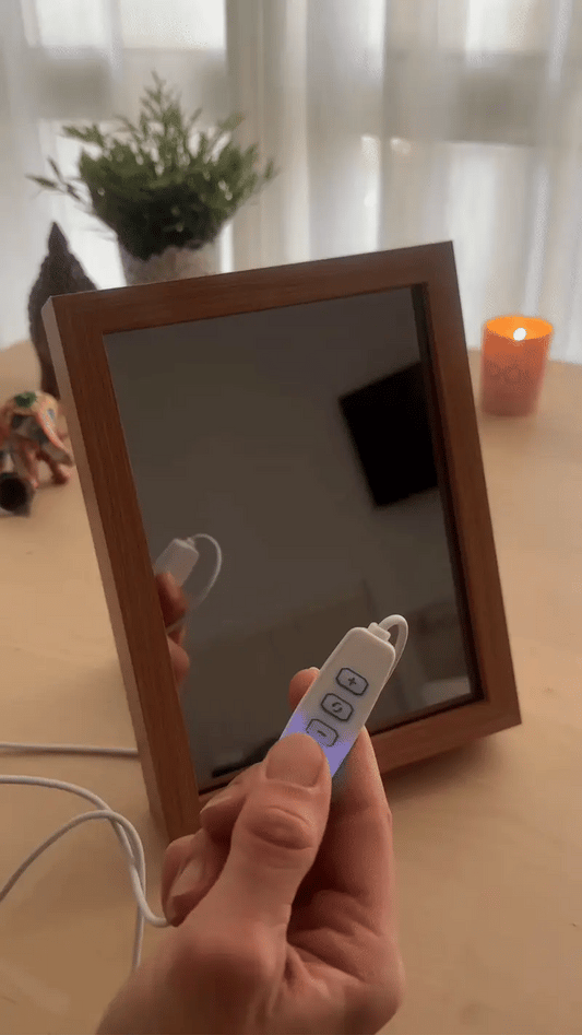 Rosy Mirror™ – spersonalizowana lustrzana ramka na zdjęcia z podświetleniem LED